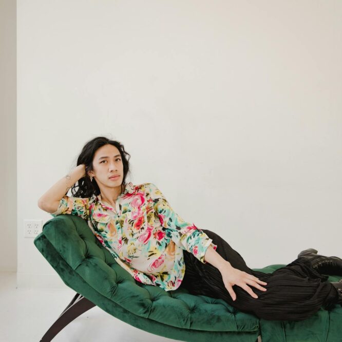 kobieta odpoczywa na nowoczesnym szezlongu